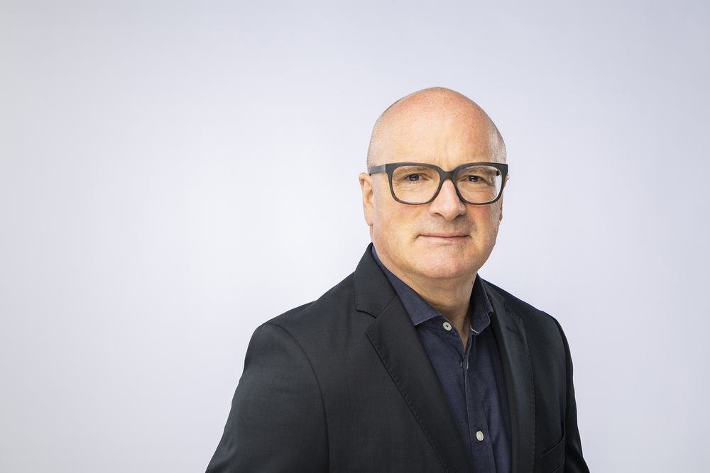 Porträt Dr. Christoph Müser vor hellem Hintergrund